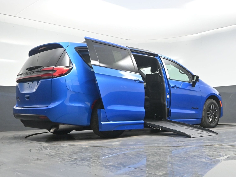 New 2027 Chrysler Pacifica Select Sport