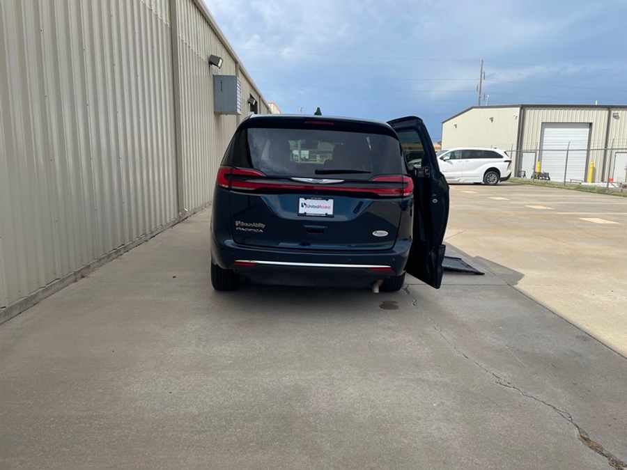PRE OWNED 2025 Chrysler Pacifica Select
