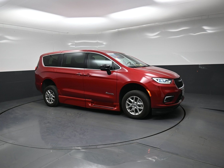 PRE OWNED 2025 Chrysler Pacifica Select