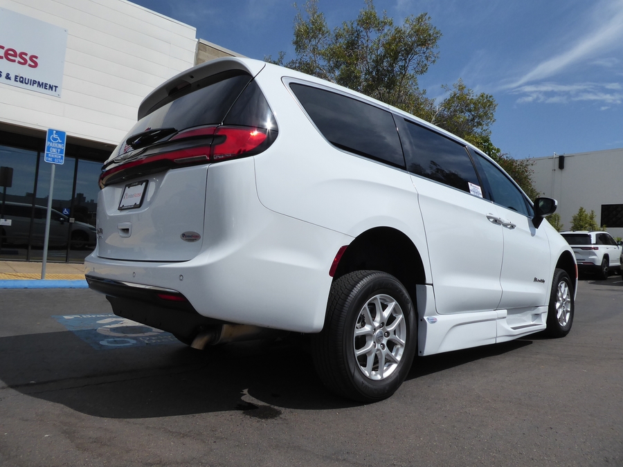 PRE OWNED 2023 Chrysler Pacifica Touring L