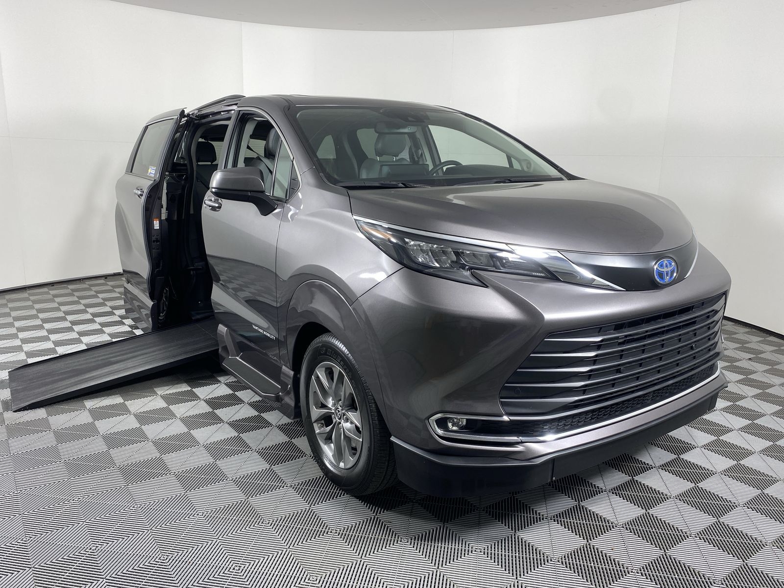 2024 Toyota Sienna XLE's photo