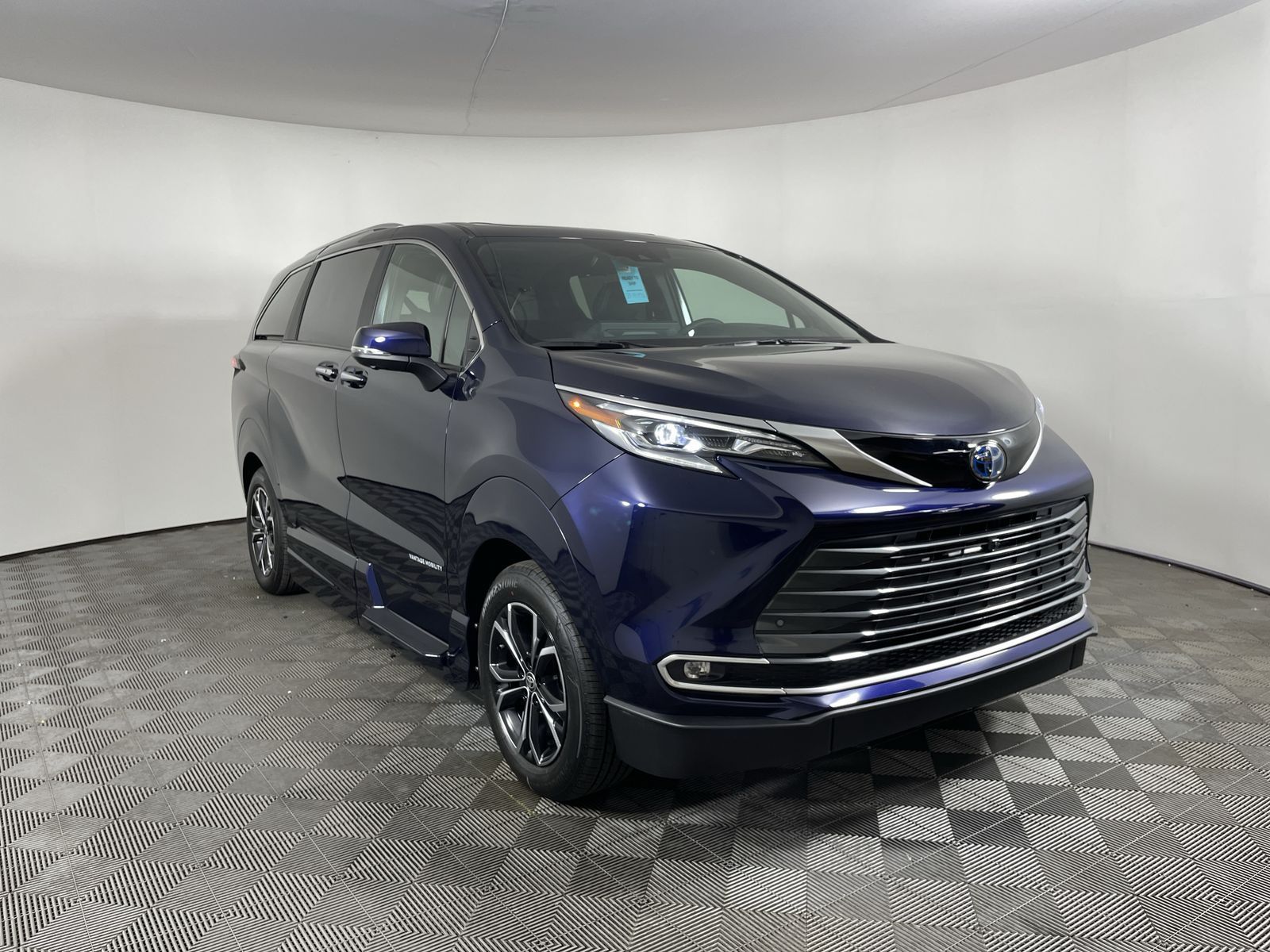 2025 Toyota Sienna Platinum - Photo 24