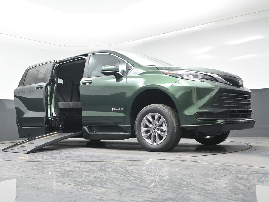 New 2026 Toyota Sienna LE
