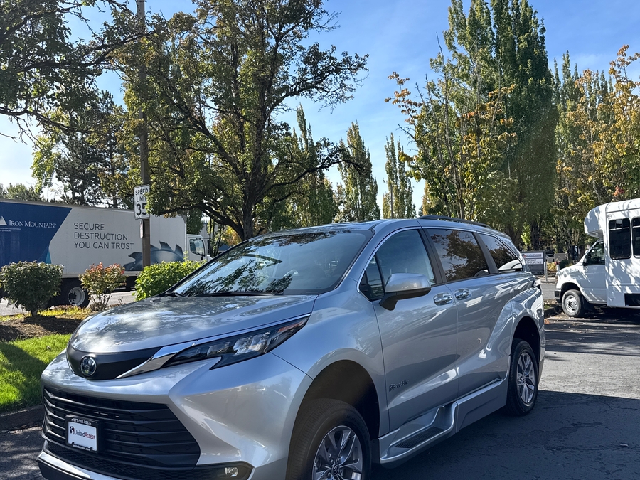 PRE OWNED 2025 Toyota Sienna XLE Plus