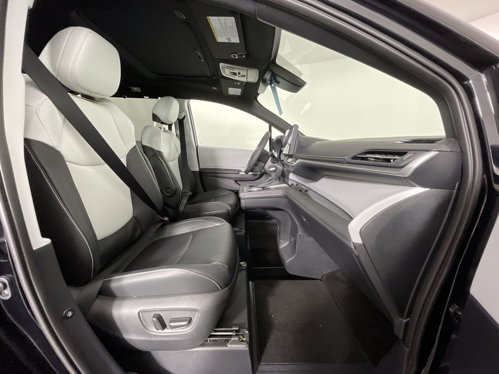 2025 Toyota Sienna XSE - Photo 23