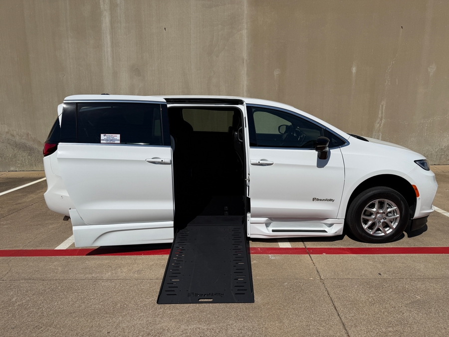 PRE OWNED 2025 Chrysler Pacifica Select Safety