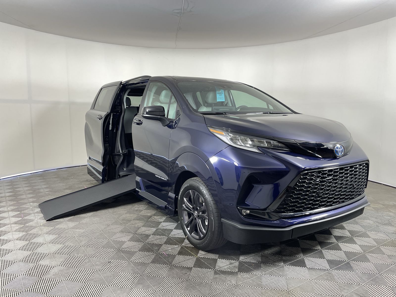 2025 Toyota Sienna XSE's photo