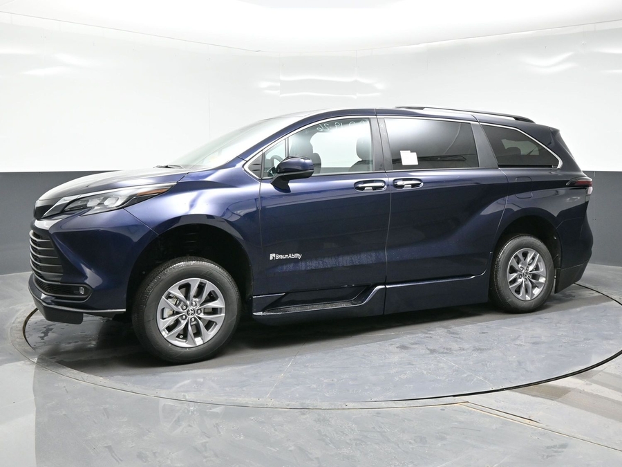 New 2026 Toyota Sienna XLE Base