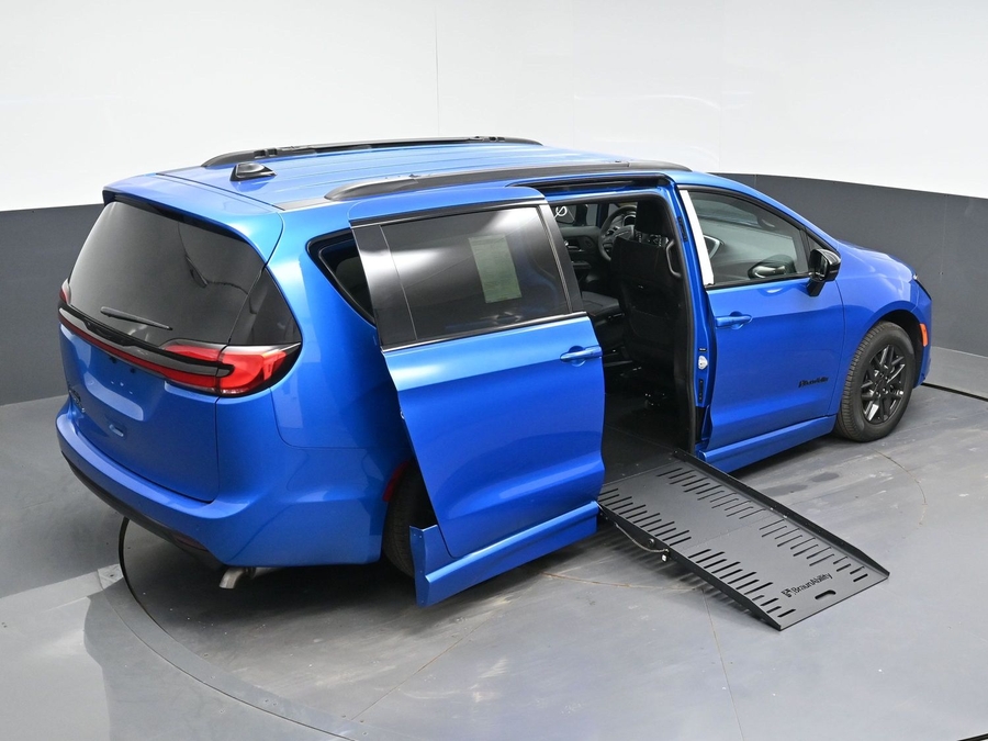 New 2027 Chrysler Pacifica Select Sport