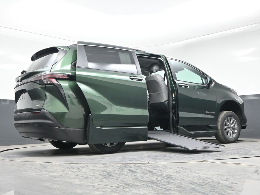 New 2026 Toyota Sienna XLE Base