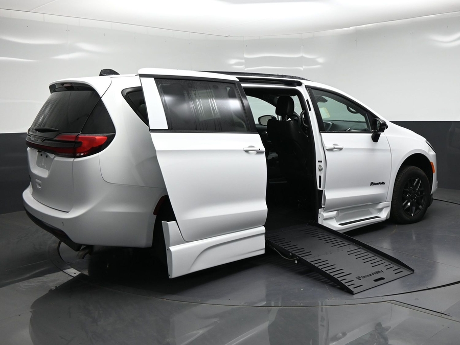 New 2027 Chrysler Pacifica Select Sport