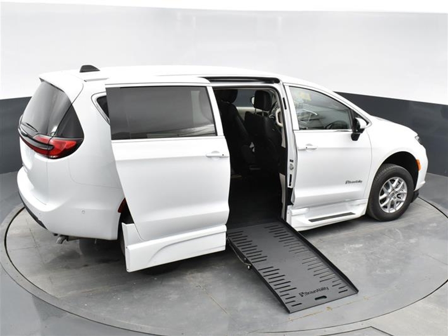 CERTIFIED PRE-OWNED 2024 Chrysler Pacifica Touring L