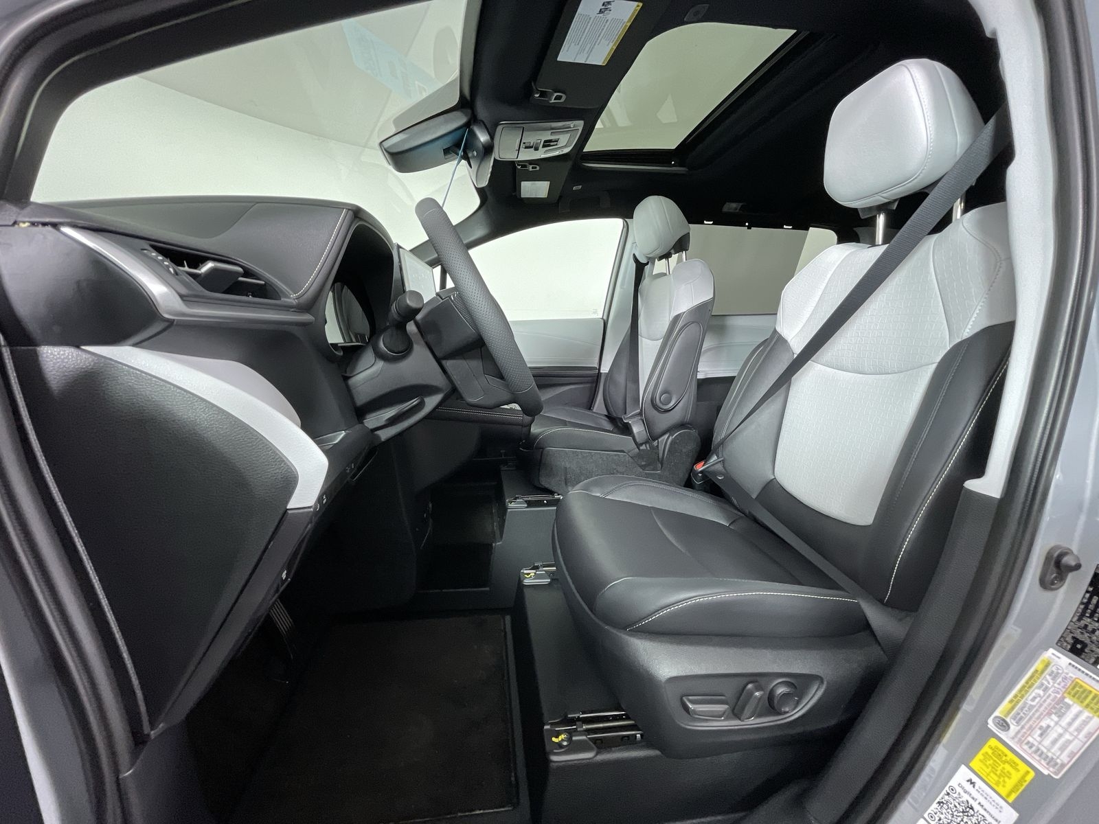 2025 Toyota Sienna XSE - Photo 10