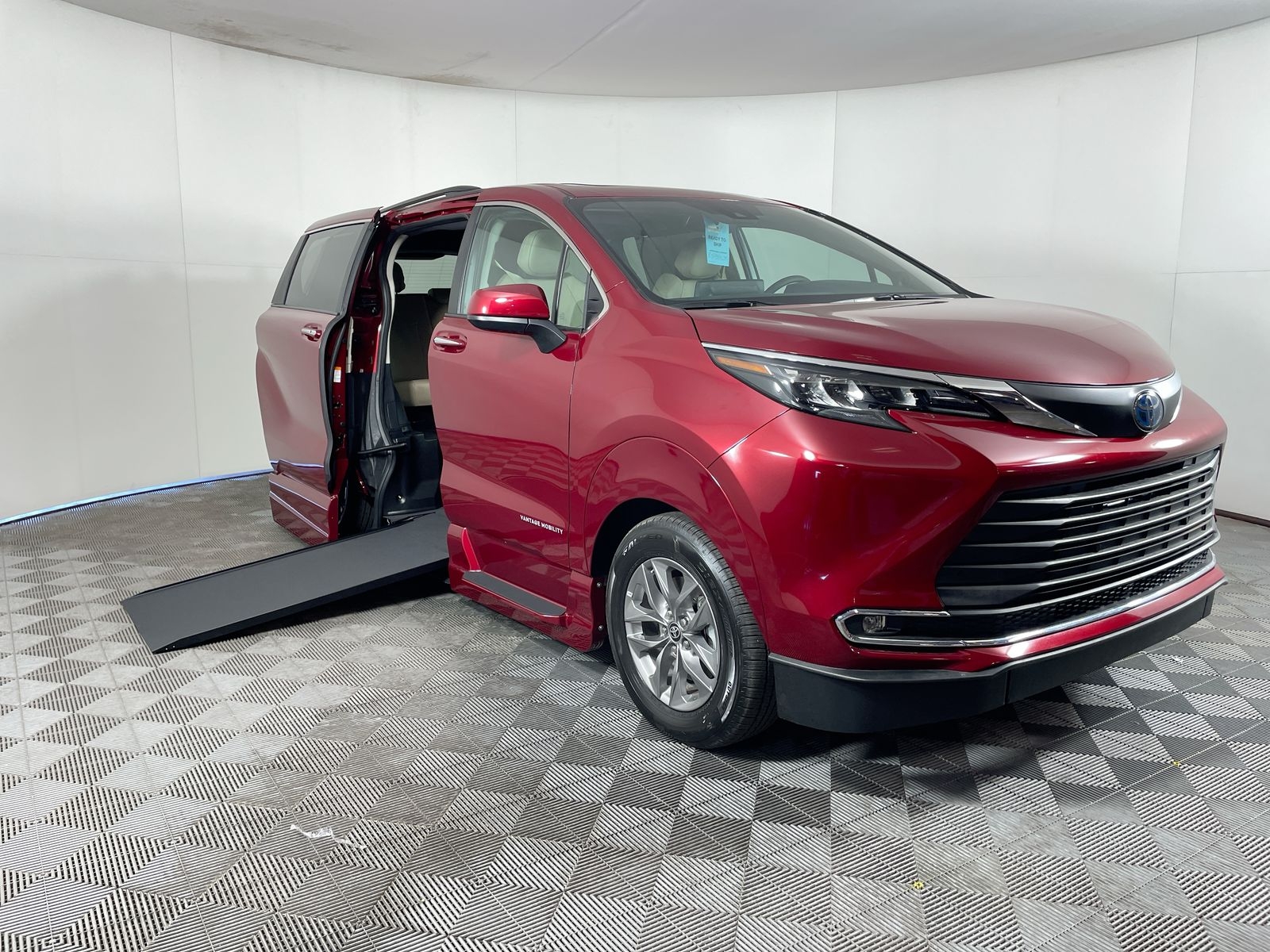 2024 Toyota Sienna XLE's photo