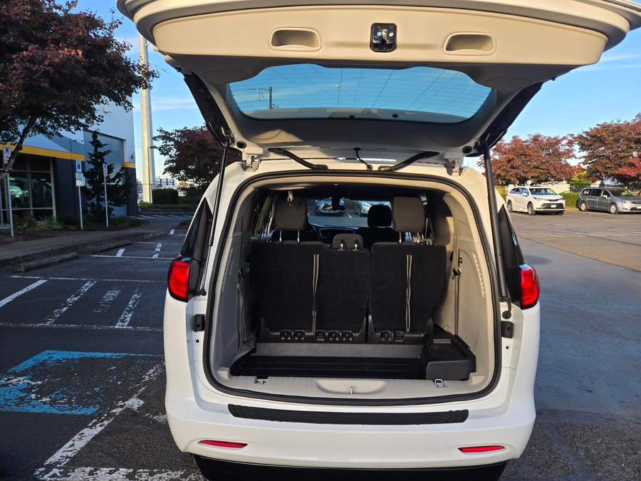 PRE OWNED 2022 Chrysler Voyager LX