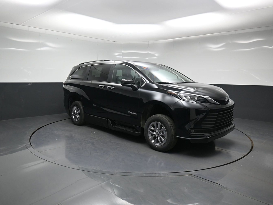 New 2026 Toyota Sienna XLE Base