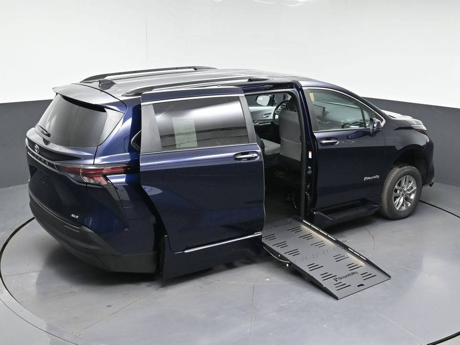 New 2026 Toyota Sienna XLE Base