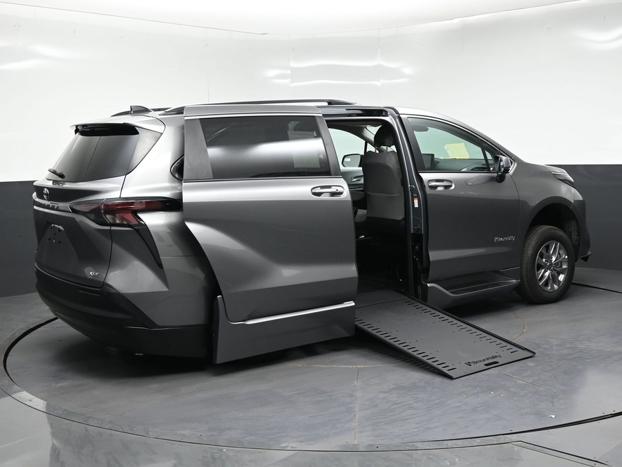 New 2026 Toyota Sienna XLE Base