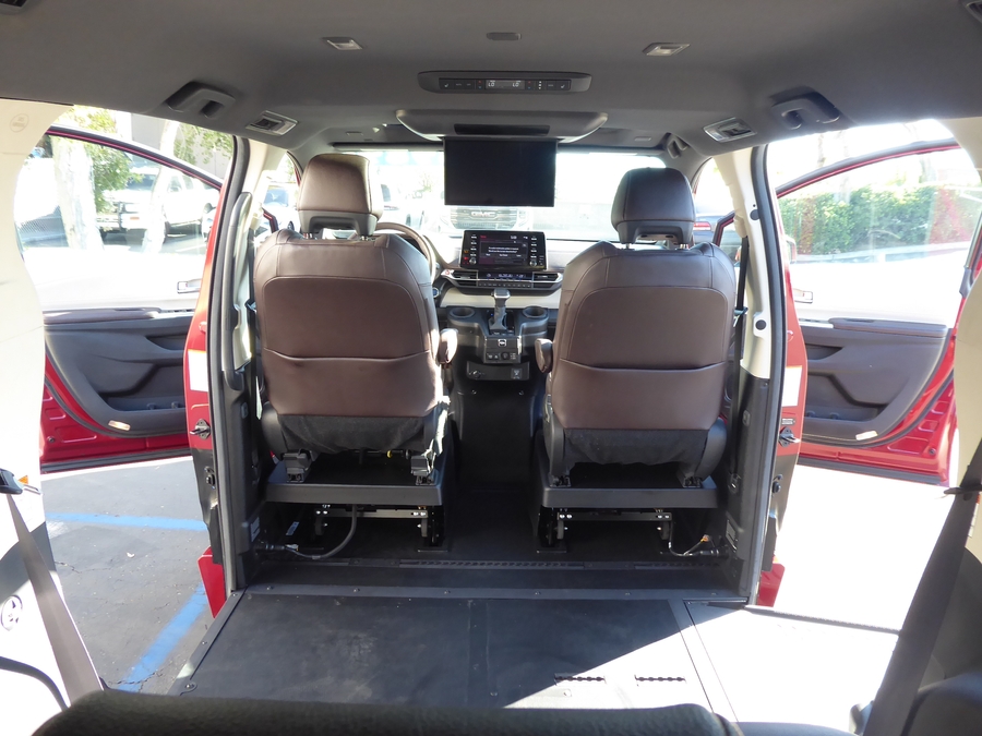 PRE OWNED 2024 Toyota Sienna Platinum