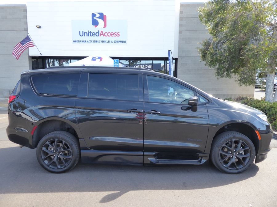 PRE OWNED 2023 Chrysler Pacifica Touring L
