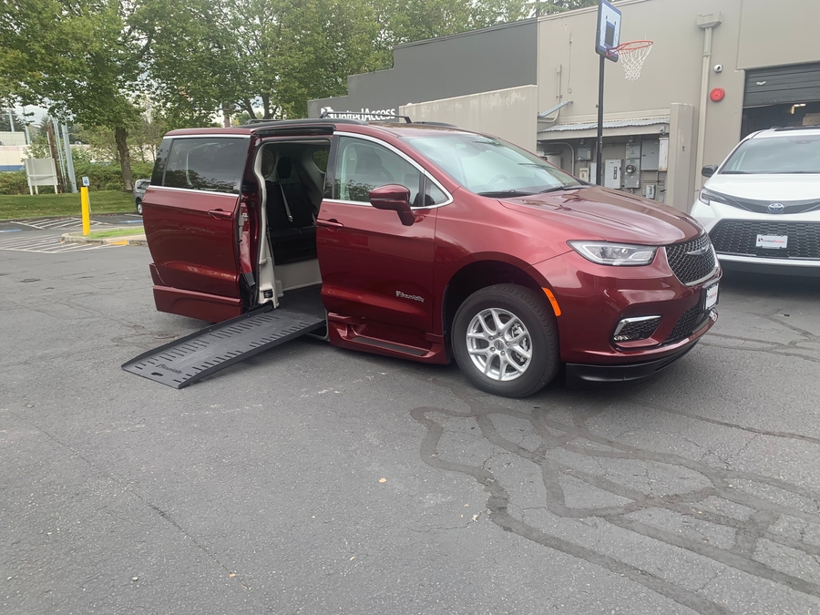 PRE OWNED 2022 Chrysler Pacifica Touring L