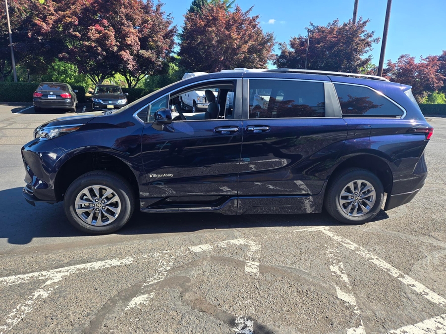 PRE OWNED 2022 Toyota Sienna XLE