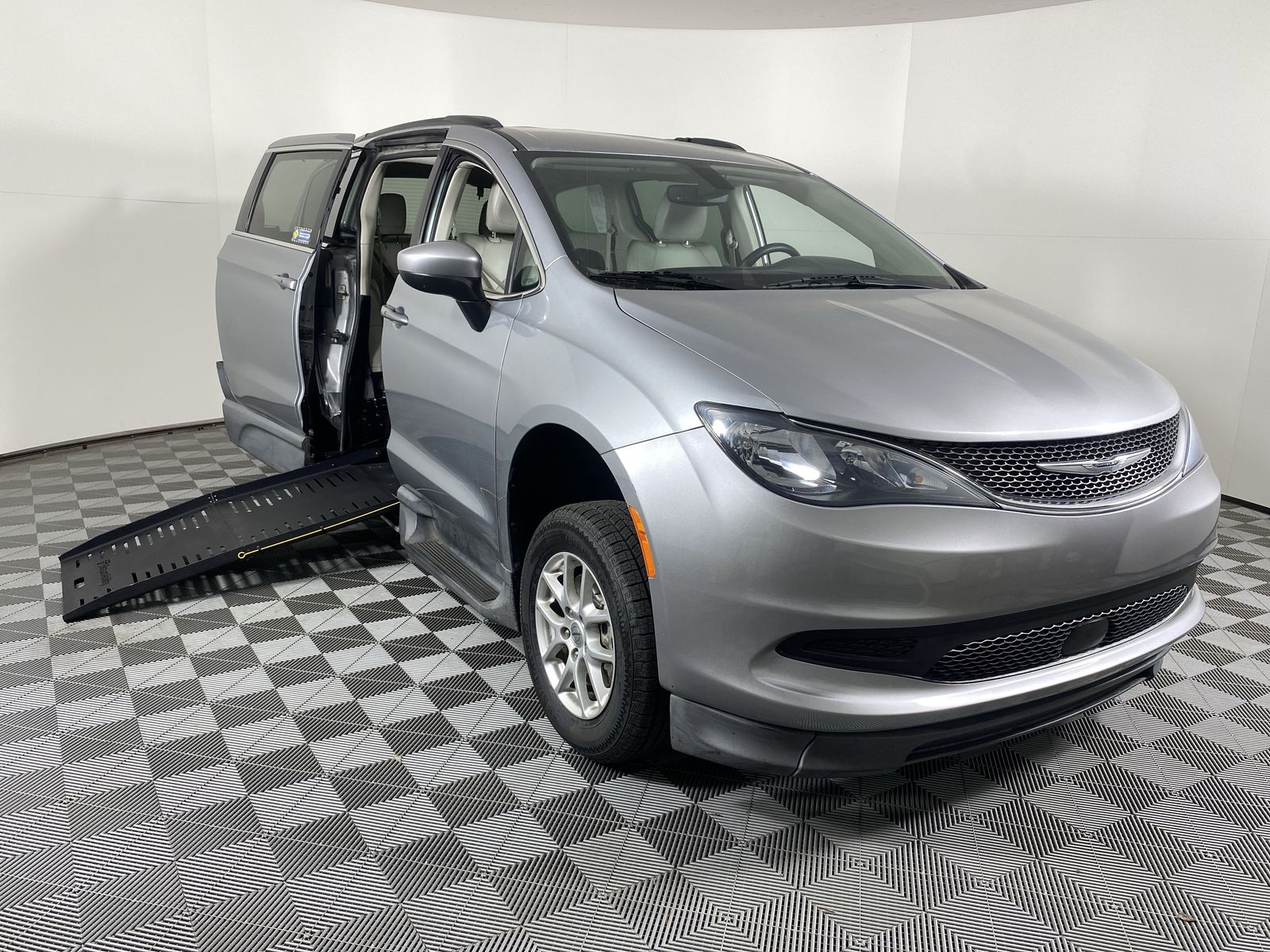 2021 Chrysler Voyager's photo