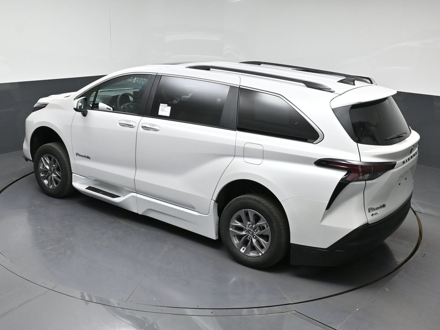 New 2026 Toyota Sienna XLE Base