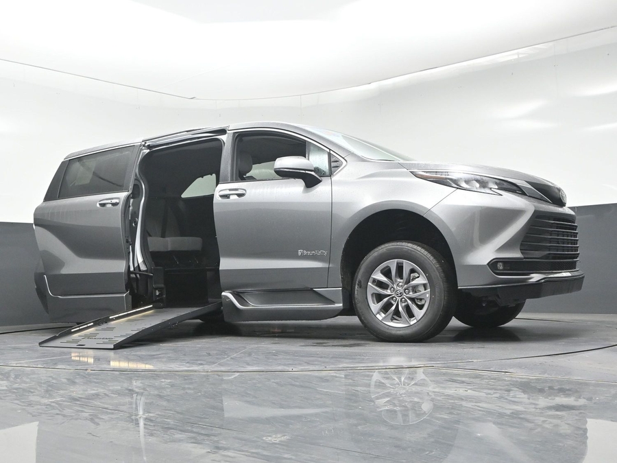 New 2026 Toyota Sienna XLE Base