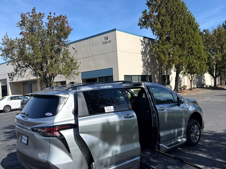 PRE OWNED 2025 Toyota Sienna XLE Plus