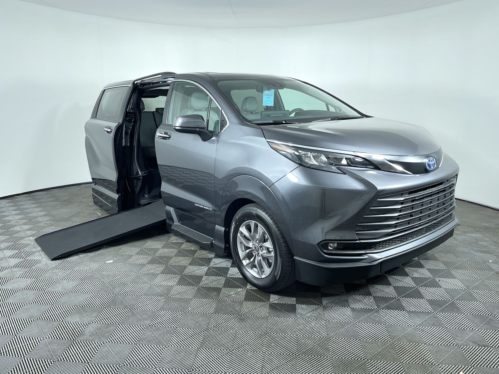 2025 Toyota Sienna XLE's photo