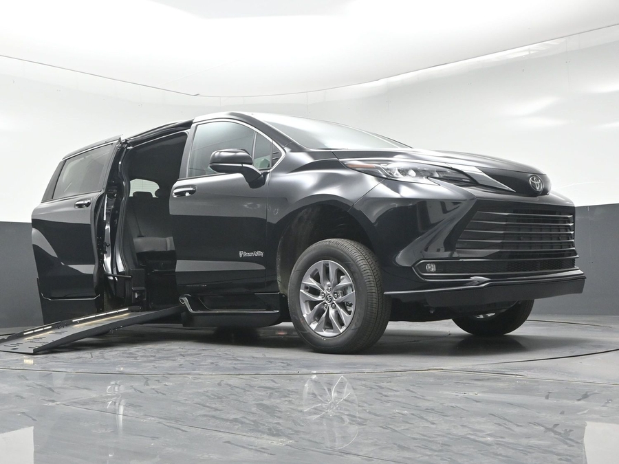 New 2026 Toyota Sienna XLE Base