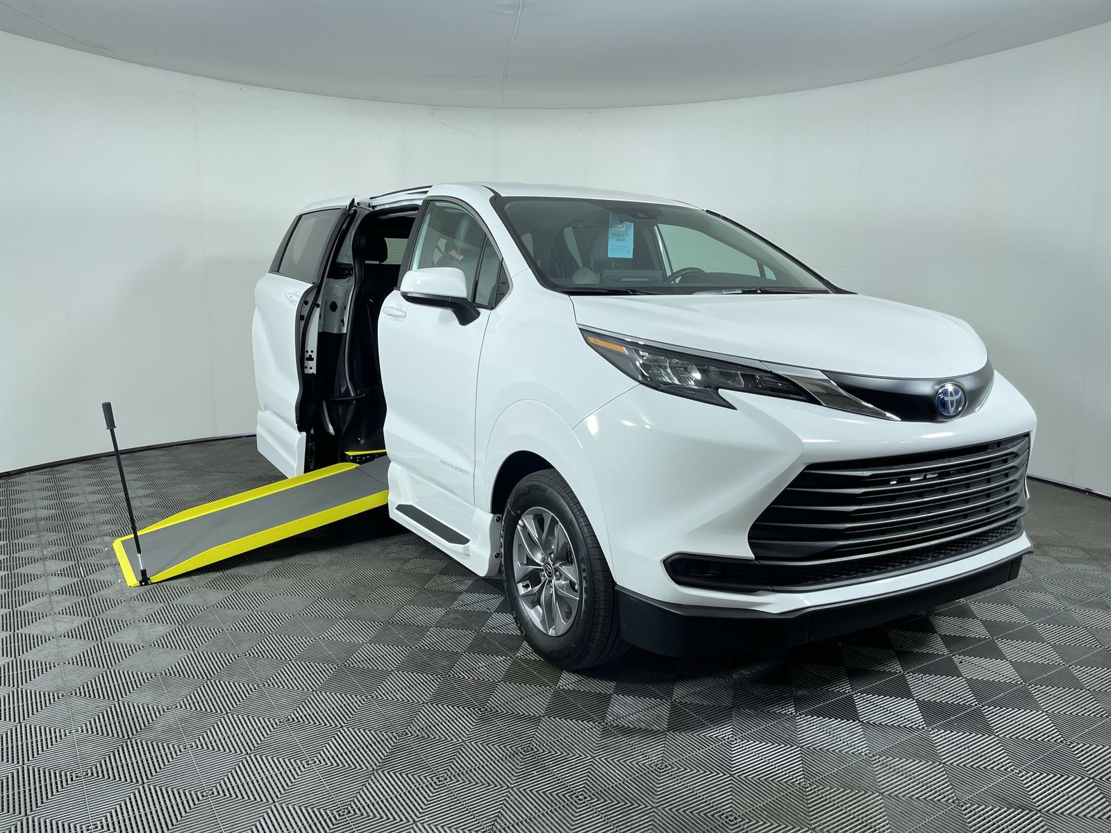 2025 Toyota Sienna LE's photo