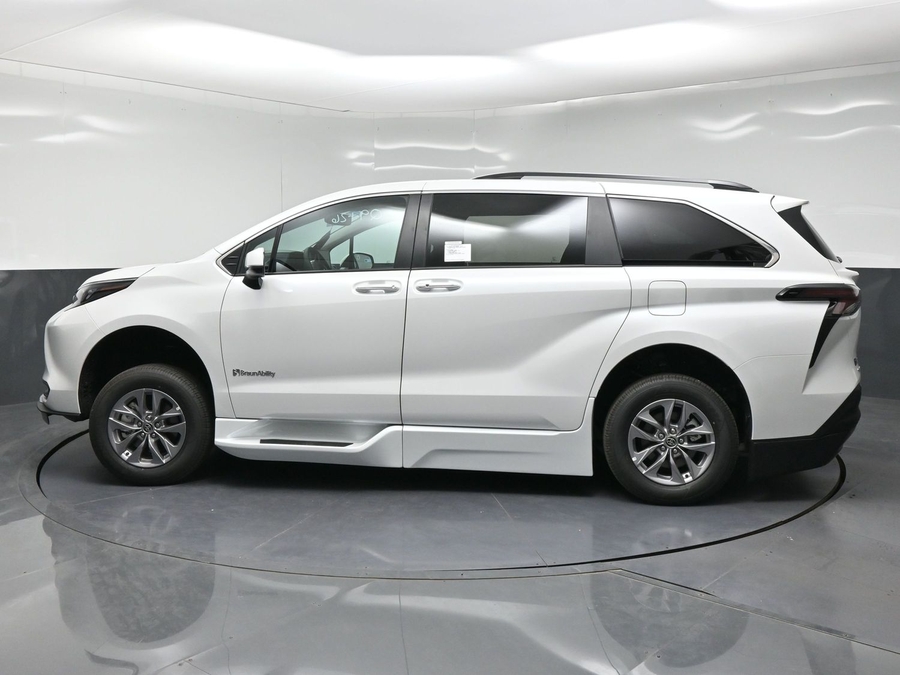 New 2026 Toyota Sienna XLE Base