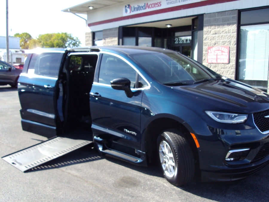 PRE OWNED 2025 Chrysler Pacifica Select
