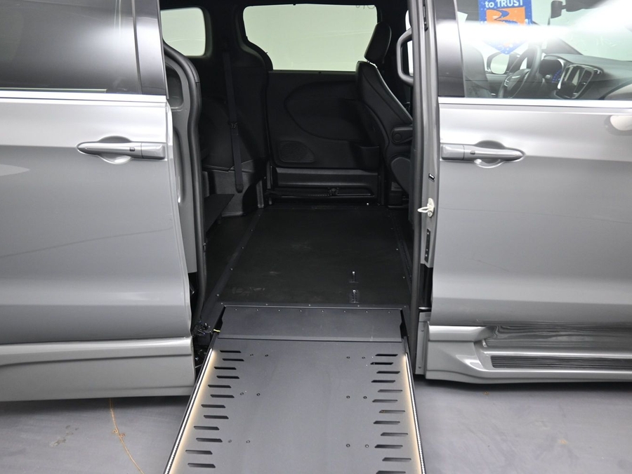 CERTIFIED PRE-OWNED 2025 Chrysler Pacifica Select