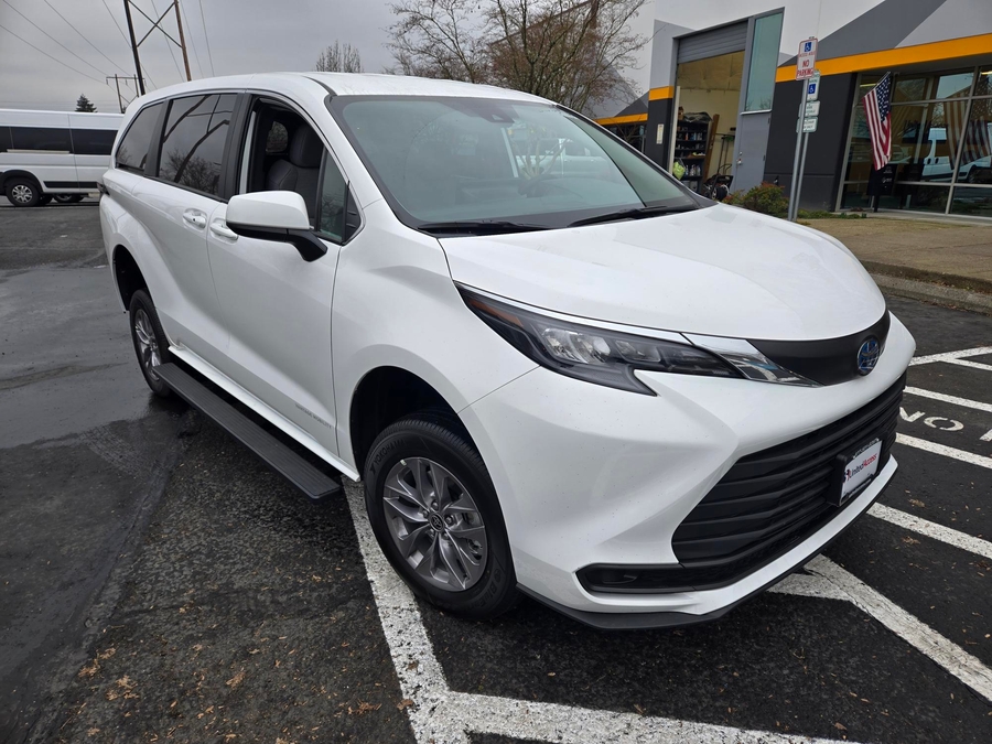 New 2026 Toyota Sienna LE