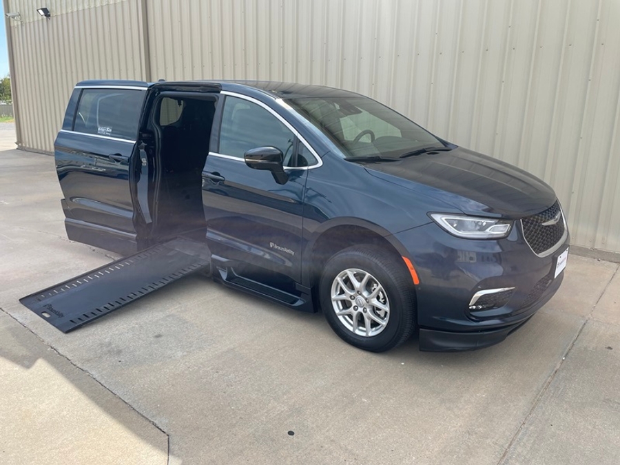 PRE OWNED 2025 Chrysler Pacifica Select