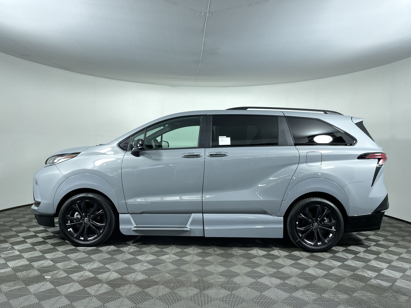 2025 Toyota Sienna XSE - Photo 29