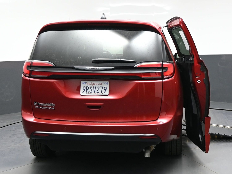 PRE OWNED 2025 Chrysler Pacifica Select