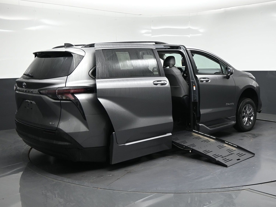 New 2026 Toyota Sienna XLE Base