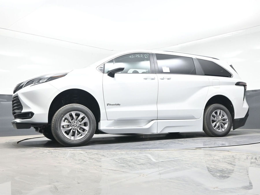New 2026 Toyota Sienna XLE Base