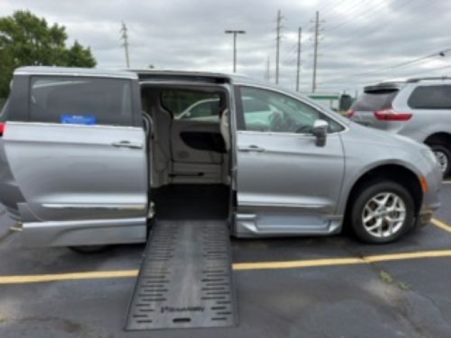PRE OWNED 2020 Chrysler Pacifica Limited