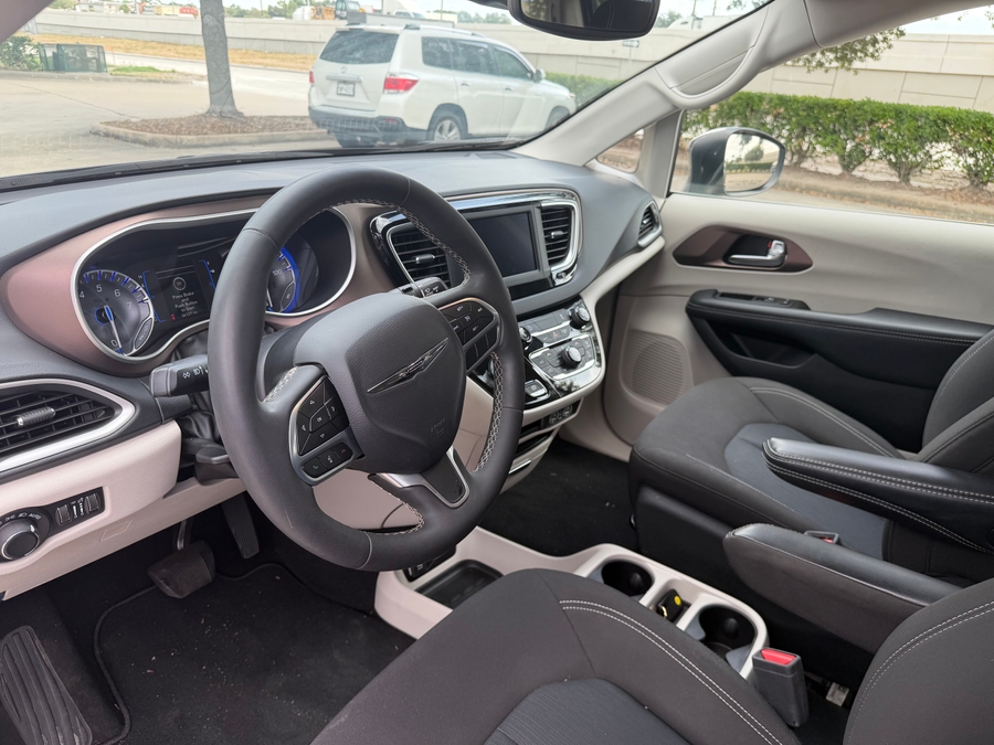PRE OWNED 2023 Chrysler Voyager LX