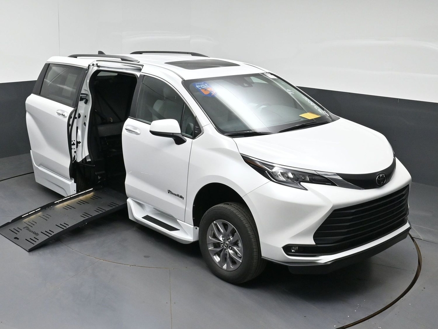 New 2026 Toyota Sienna XLE Base