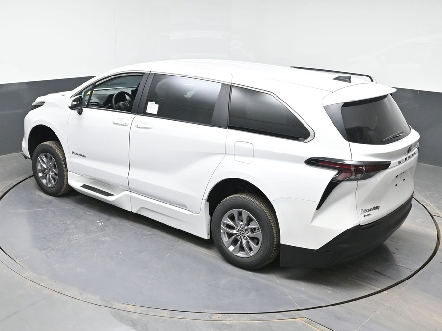 New 2026 Toyota Sienna LE