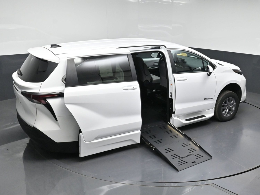 New 2026 Toyota Sienna LE