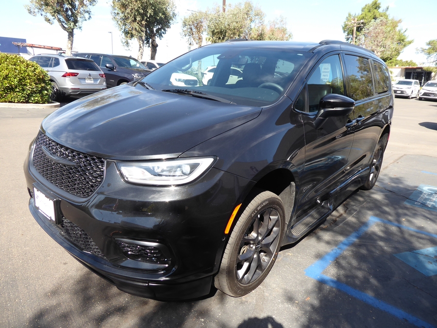 PRE OWNED 2023 Chrysler Pacifica Touring L