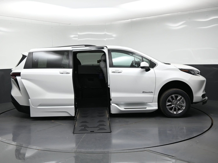 New 2026 Toyota Sienna XLE Base