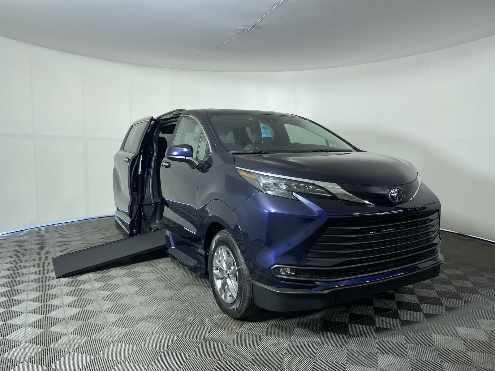 2025 Toyota Sienna XLE's photo